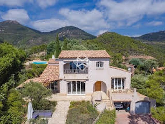 Villa avec piscine et terrasse