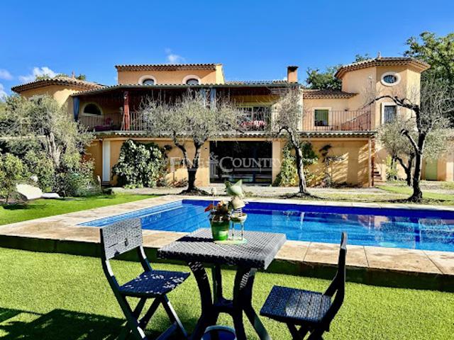 Villa avec piscine et terrasse