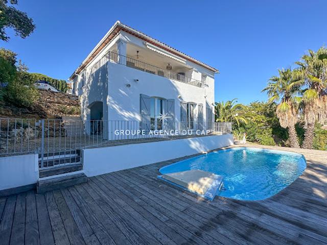 Villa avec piscine et terrasse