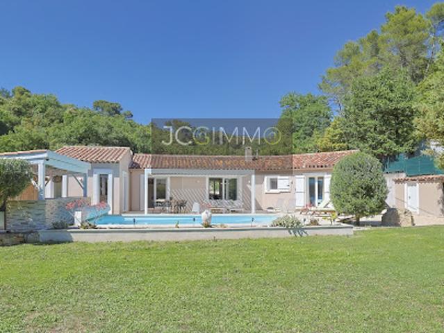 Villa avec piscine et terrasse