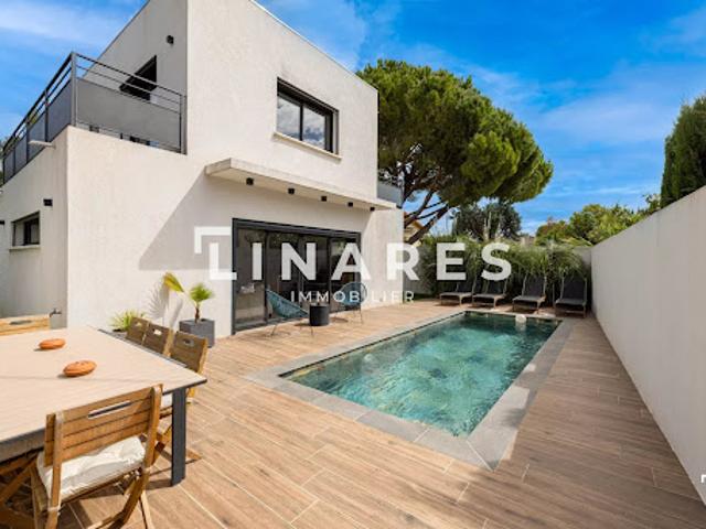Villa avec piscine et terrasse