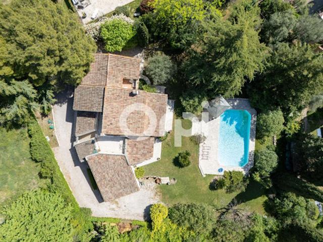 Villa avec piscine et terrasse