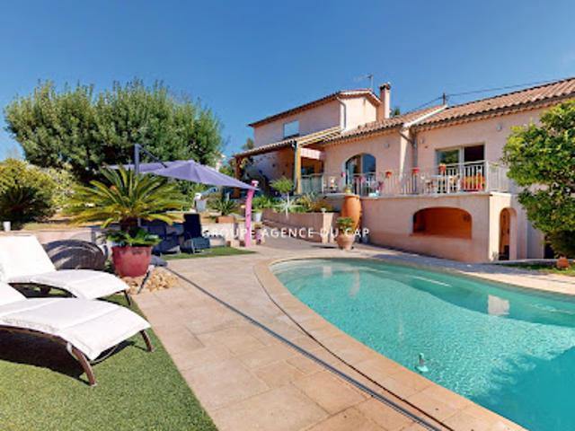 Villa avec piscine et terrasse
