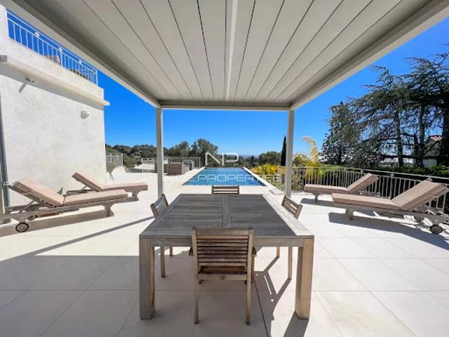 Villa avec piscine et terrasse