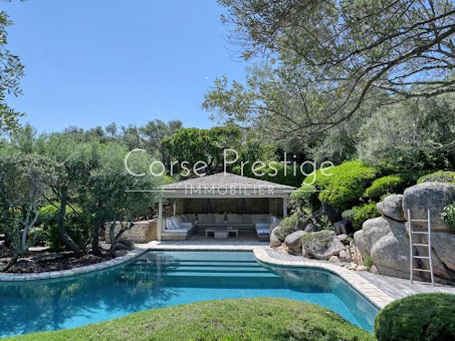 Villa avec piscine et terrasse