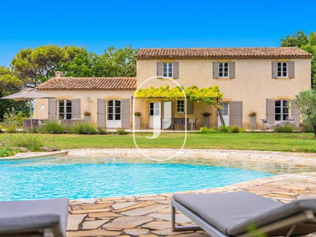 Villa avec piscine et terrasse
