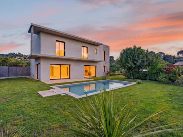 Villa avec piscine et terrasse