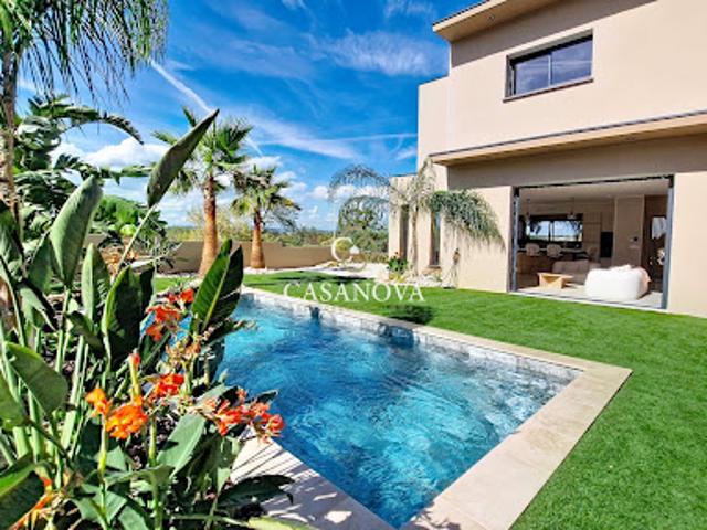 Villa avec piscine et terrasse