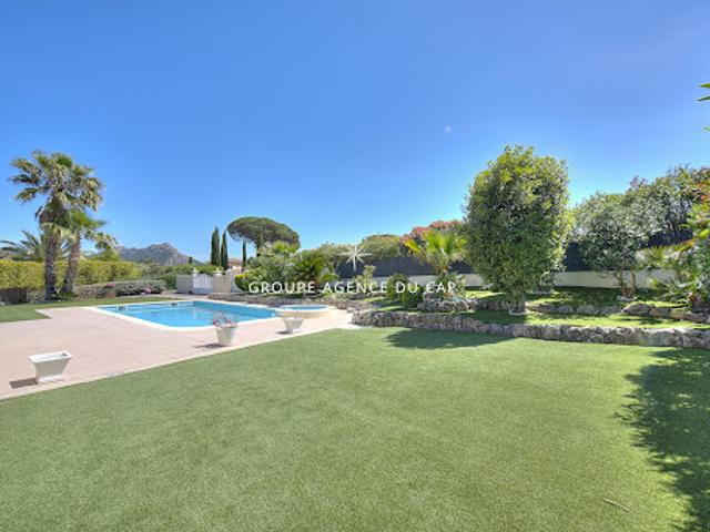 Villa avec piscine et terrasse