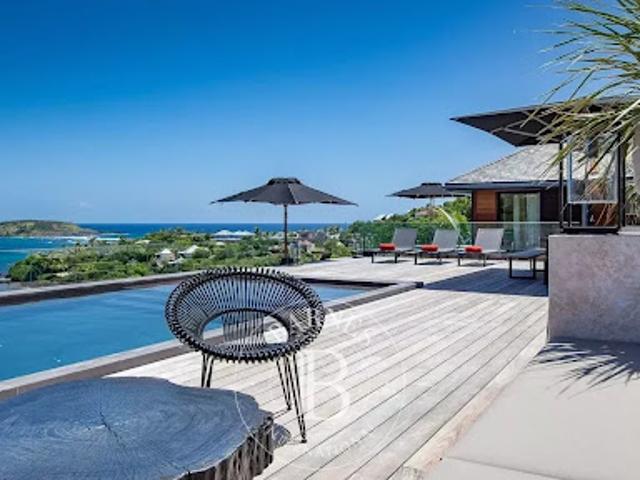 Villa avec piscine et terrasse