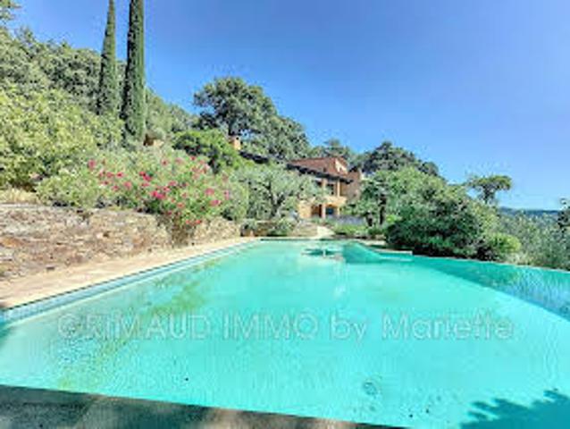 Villa avec piscine et terrasse