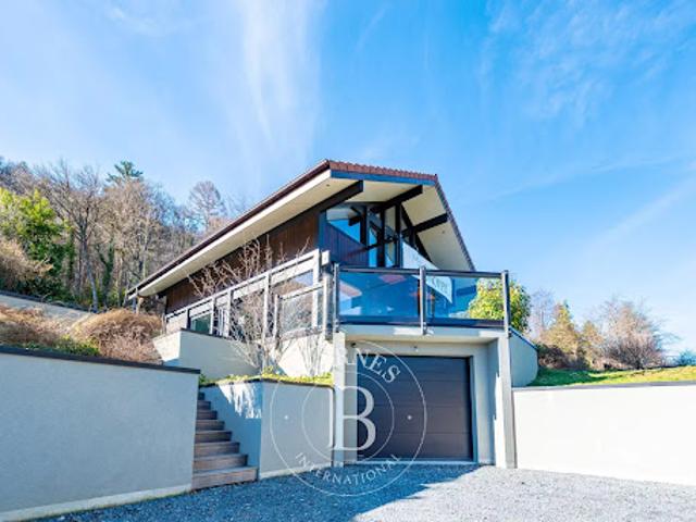 Villa avec piscine et terrasse