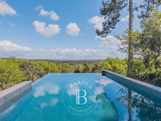 Villa avec piscine et terrasse