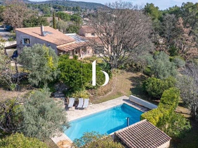 Villa avec piscine et terrasse