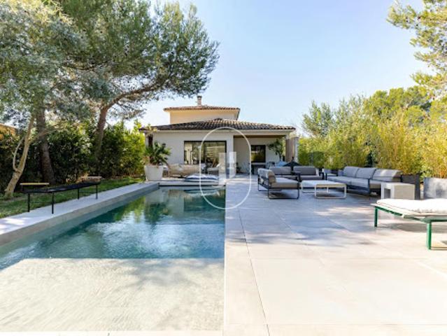 Villa avec piscine et terrasse