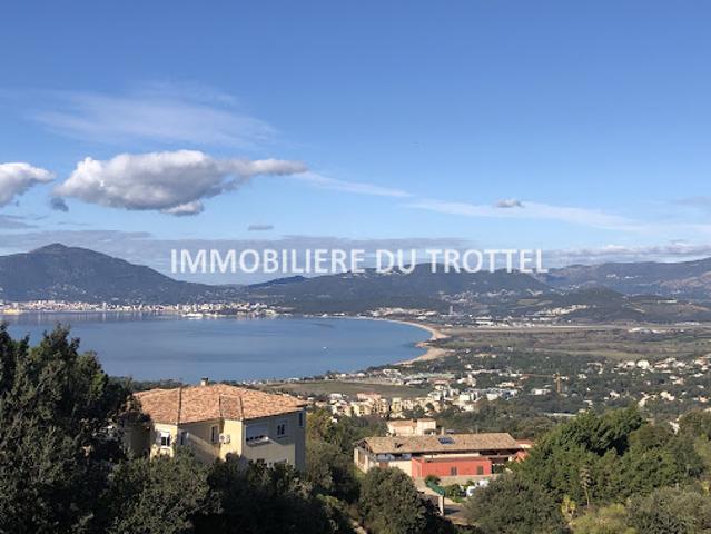 Villa avec piscine et terrasse