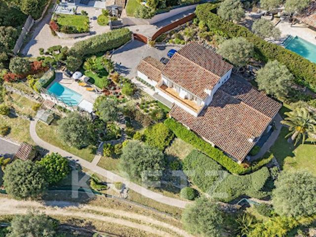 Villa avec piscine et terrasse