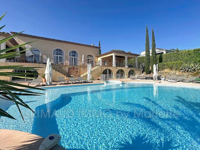 Villa avec piscine et terrasse