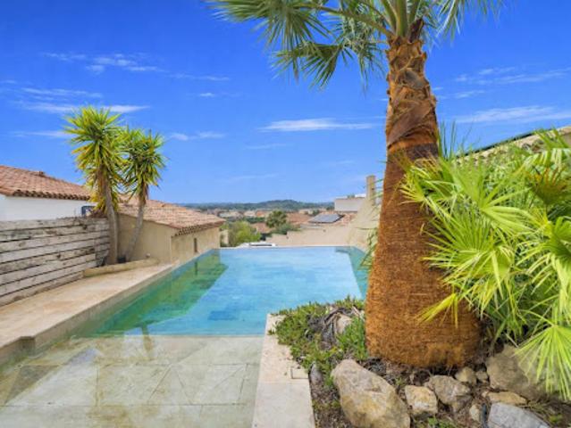 Villa avec piscine et terrasse