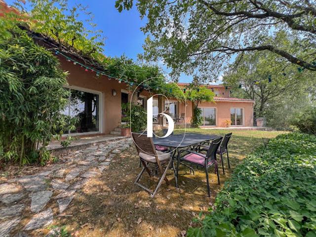 Villa avec piscine et terrasse