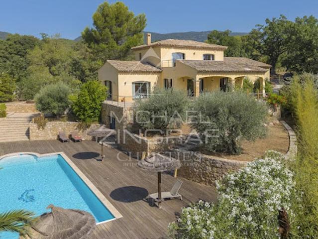 Villa avec piscine et terrasse