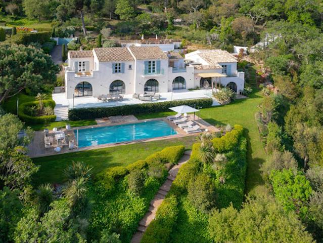 Villa avec piscine et terrasse