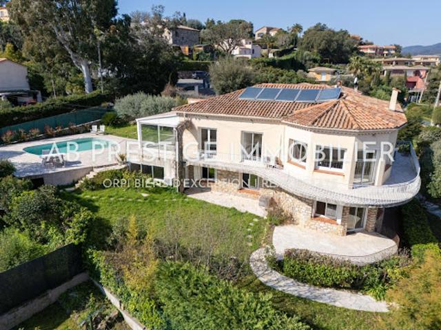 Villa avec piscine et terrasse