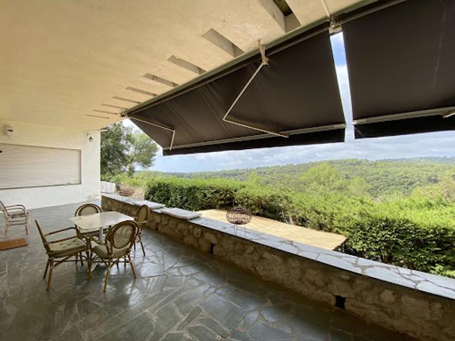 Villa avec piscine et terrasse