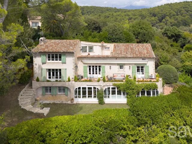 Villa avec piscine et terrasse