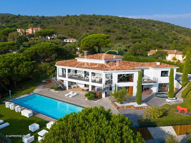 Villa avec piscine et terrasse