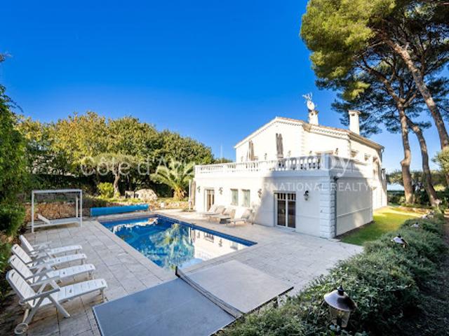 Villa avec piscine et terrasse
