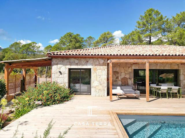 Villa avec piscine et terrasse