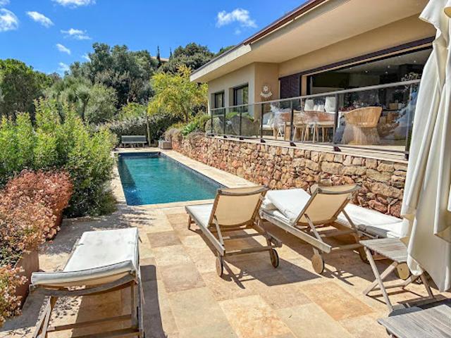 Villa avec piscine en bord de mer
