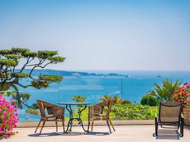 Villa avec piscine et terrasse