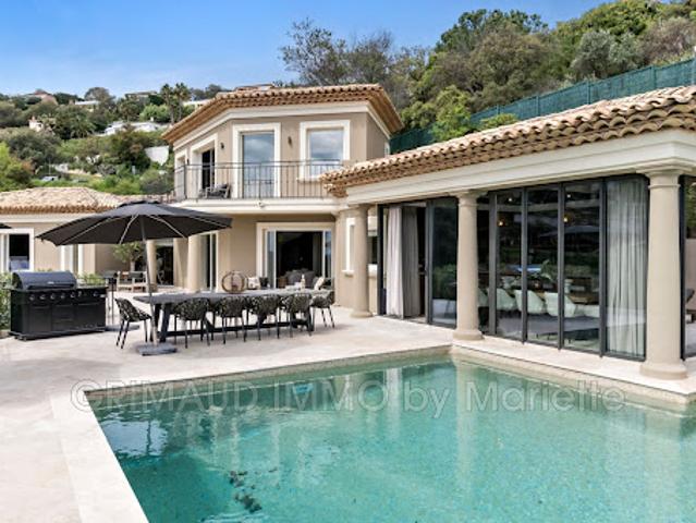 Villa avec piscine et terrasse