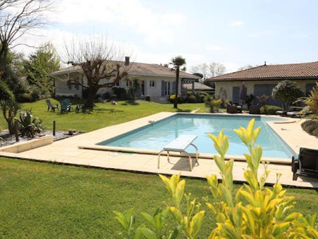 Villa avec piscine et terrasse