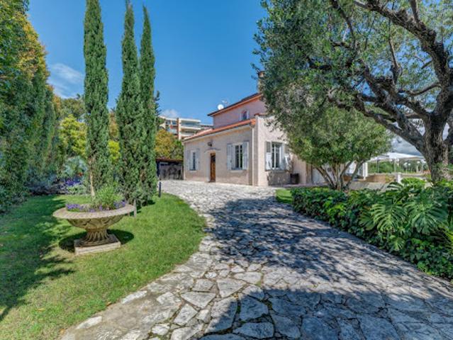 Villa avec piscine et terrasse