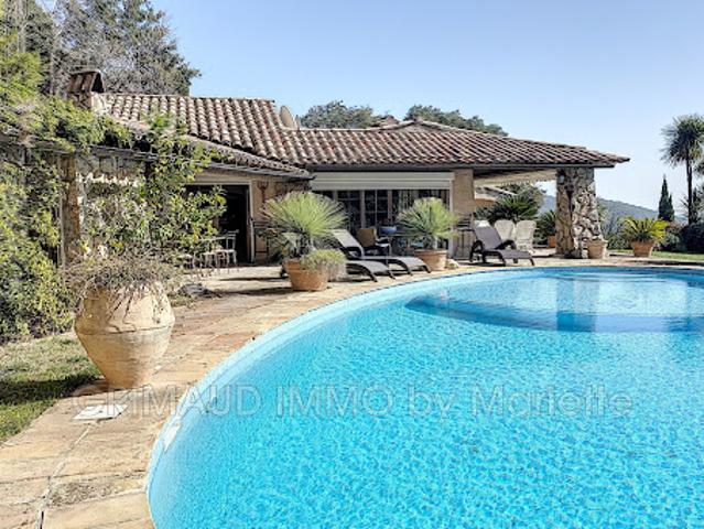 Villa avec piscine et terrasse