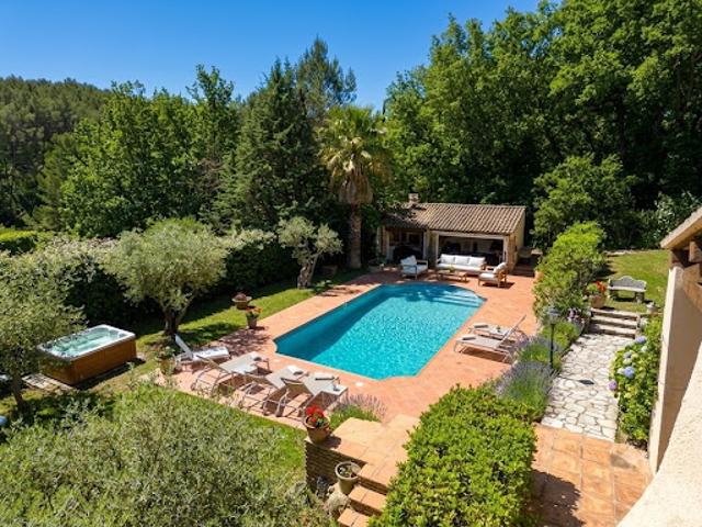 Villa avec piscine et terrasse