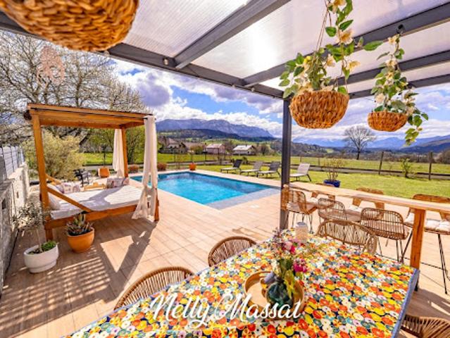 Villa avec piscine et terrasse