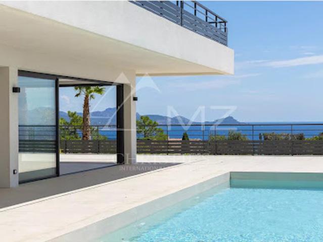 Villa avec piscine et terrasse