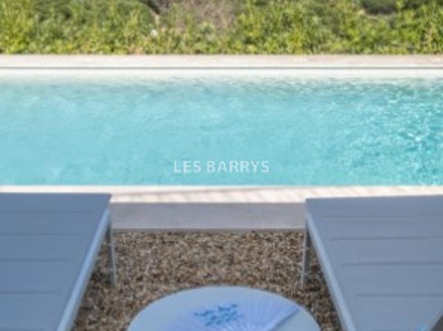 Villa avec piscine et terrasse
