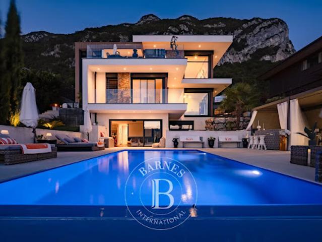 Villa avec piscine et terrasse