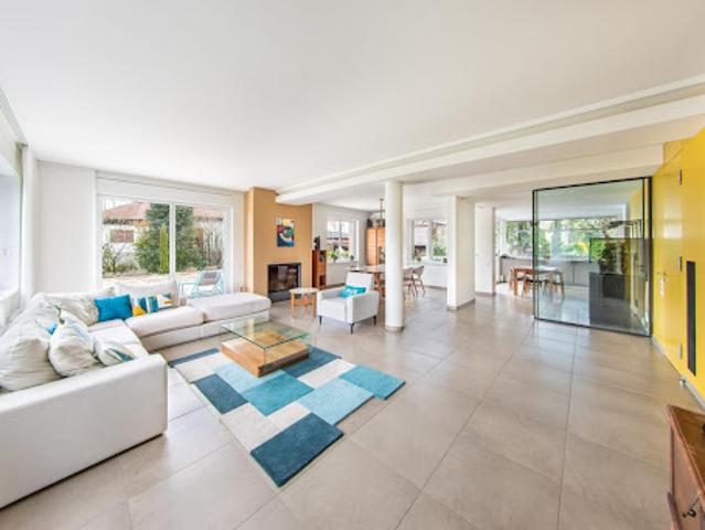 Villa avec piscine et terrasse
