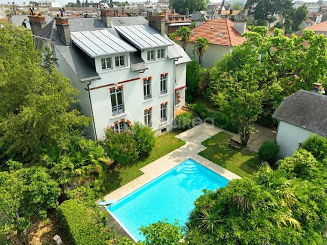 Villa avec piscine et terrasse