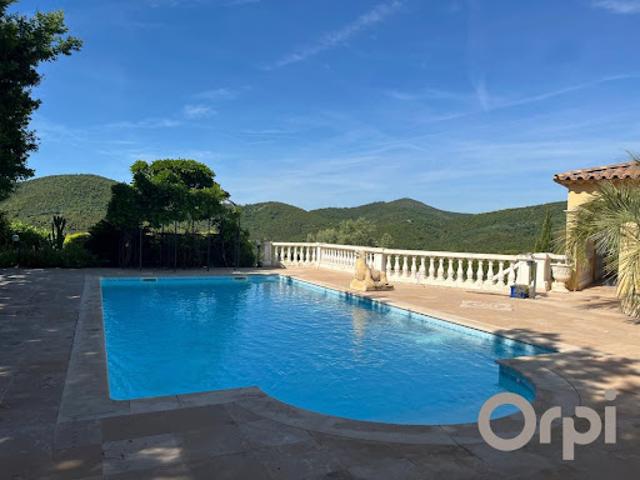 Villa avec piscine et terrasse