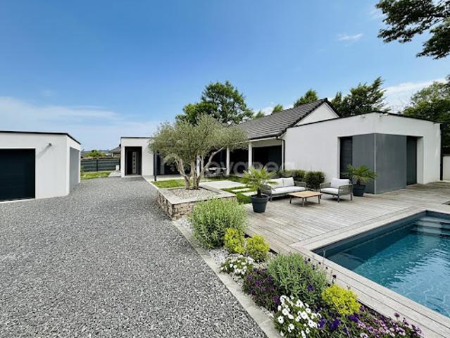 Villa avec piscine et terrasse