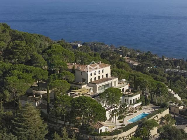 Villa avec piscine et terrasse
