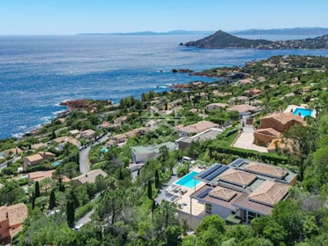 Villa avec piscine en bord de mer