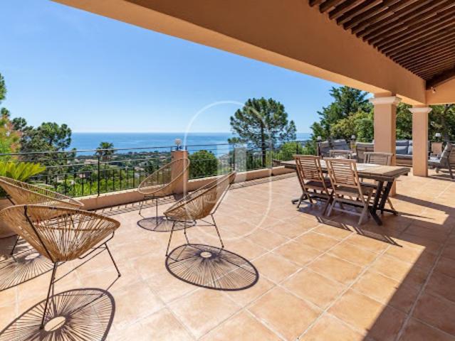 Villa avec piscine et terrasse